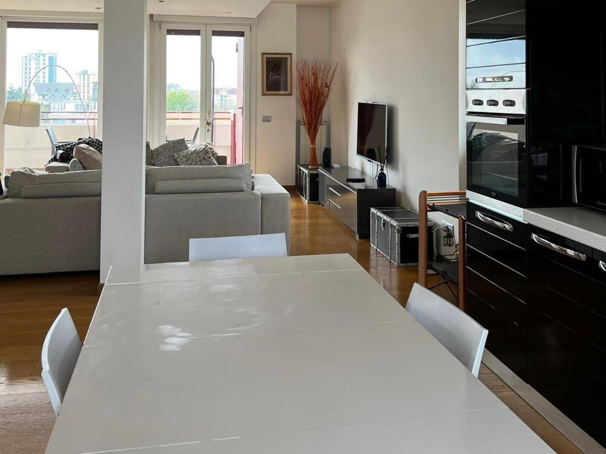 Penthouse Suite - Skyline View Busto Arsizio Esterno foto