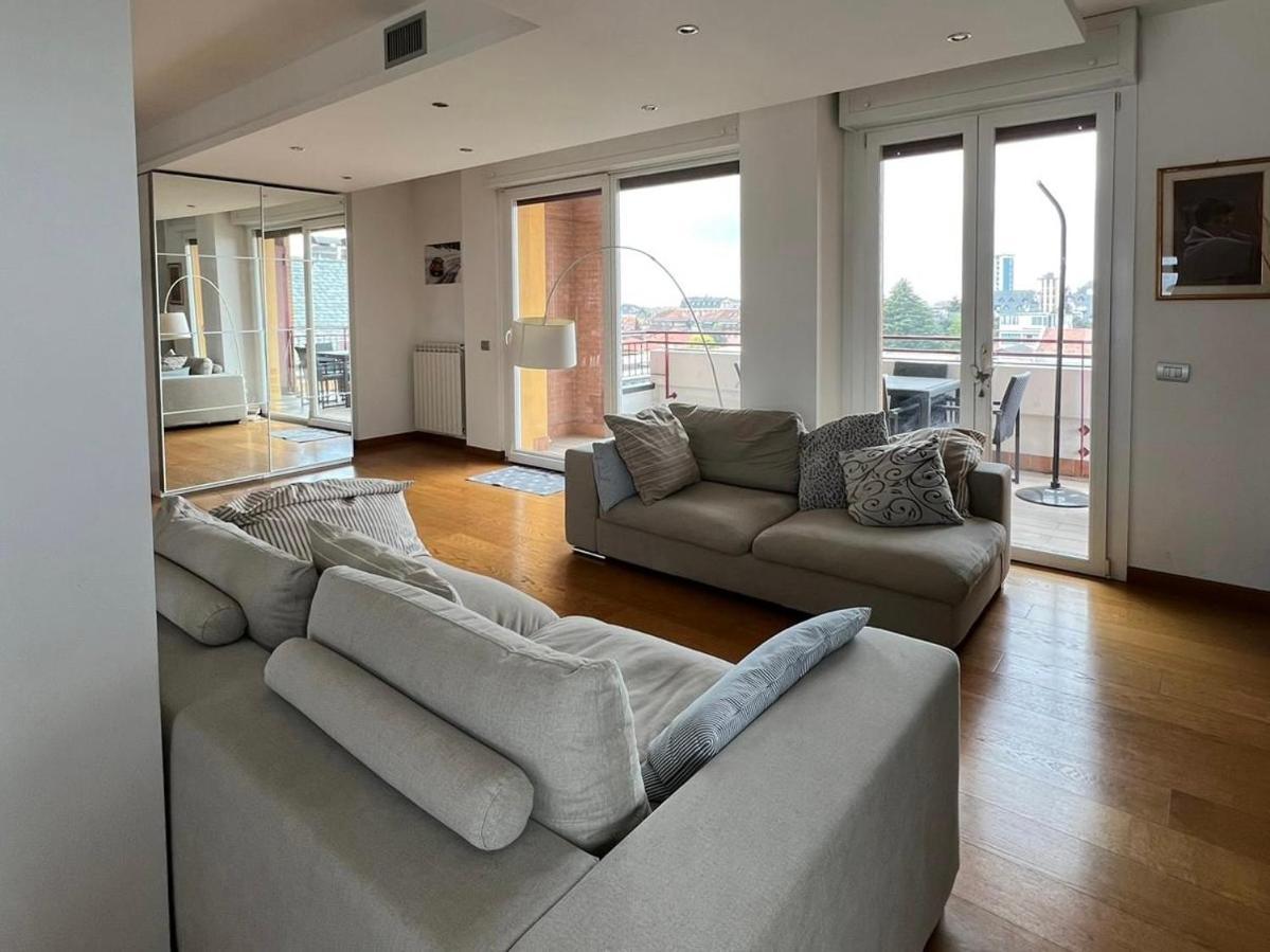 Penthouse Suite - Skyline View Busto Arsizio Esterno foto